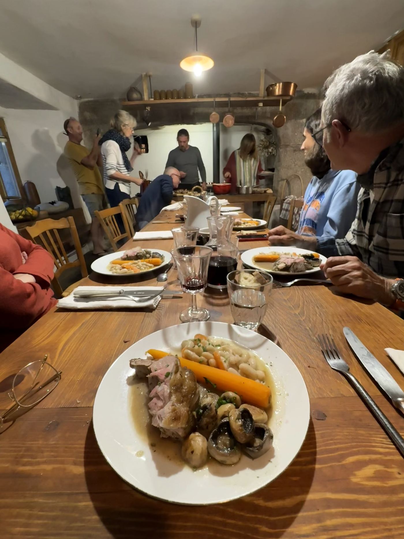 Pelgrims delen een maaltijd in een albergue