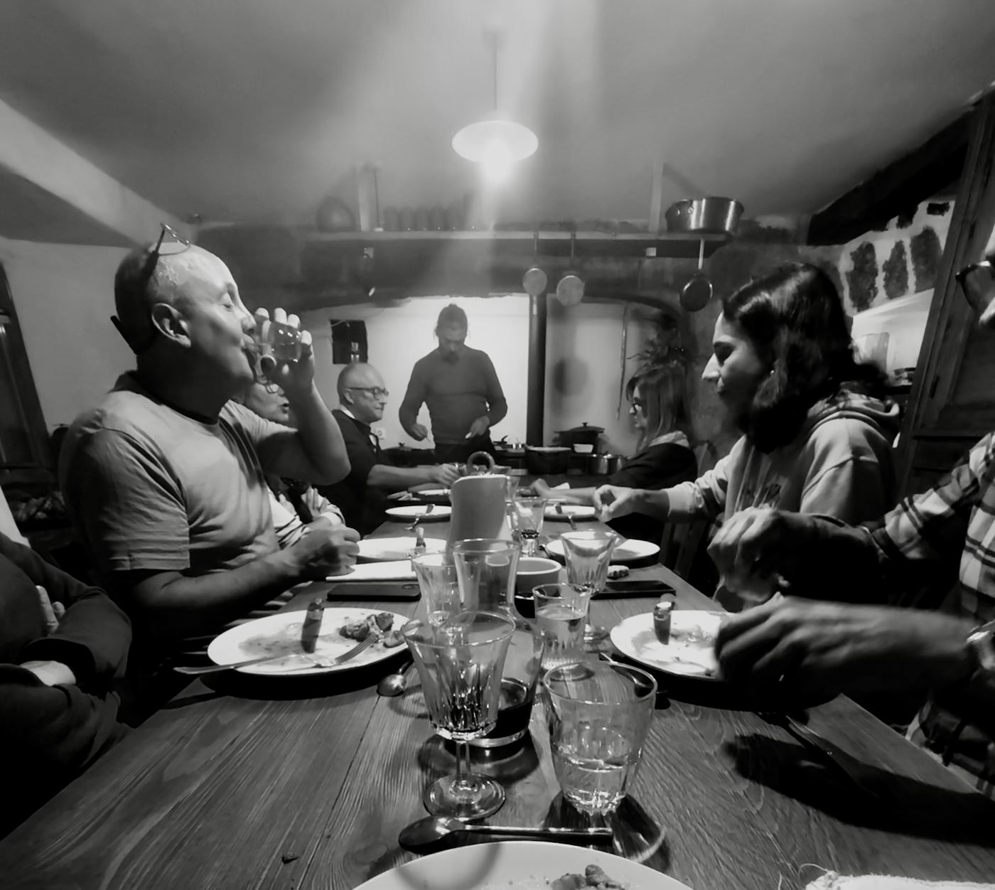 Pelgrims aan tafel in een albergue
